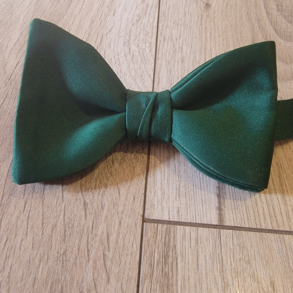 Green adjustable bow tie